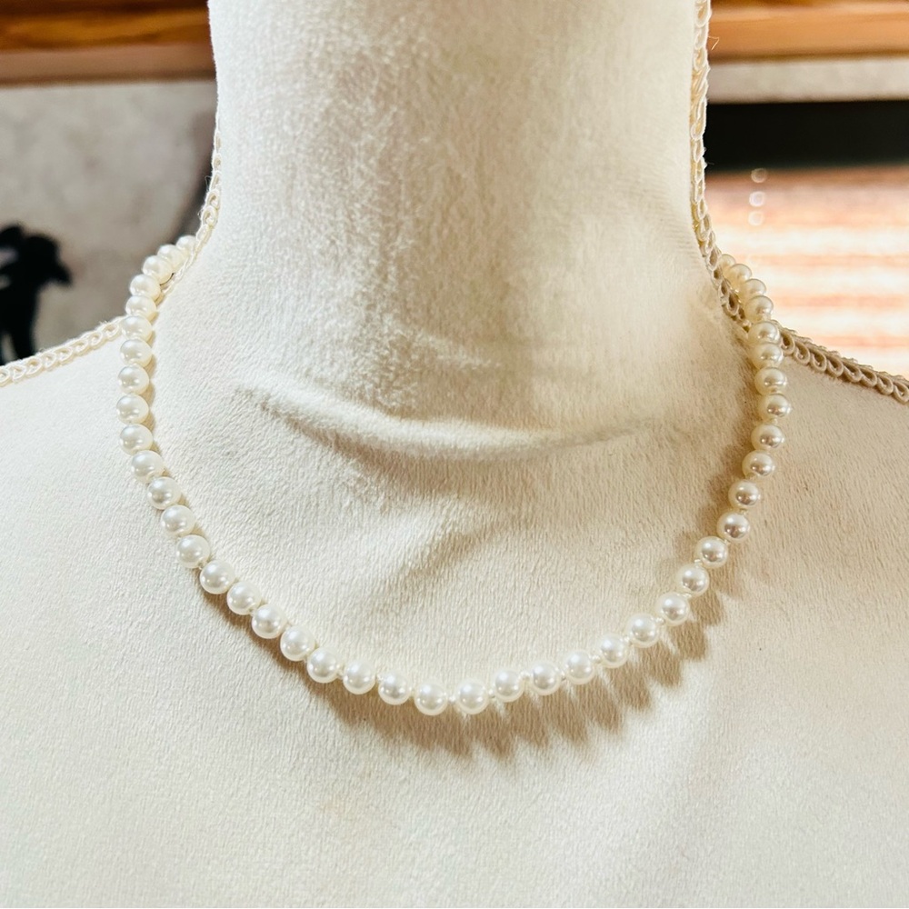 Vintage 6mm hand knotted white glass pearl necklace - Picture 2 of 7